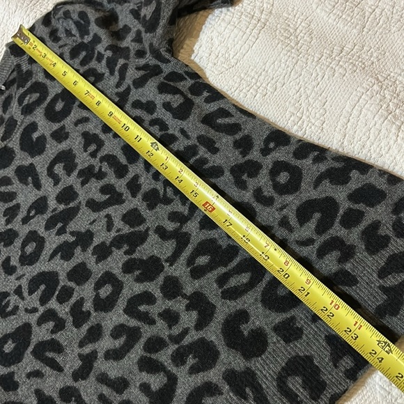 White + Warren Cashmere Sweater. Medium - Picture 7 of 9